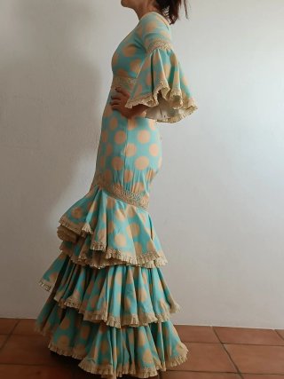 Traje de flamenca turquesa y beige