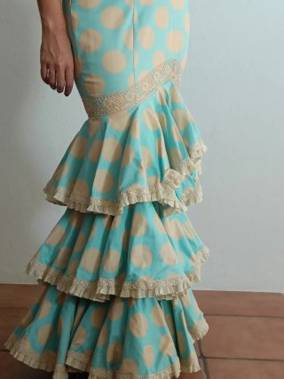 Traje de flamenca turquesa y beige