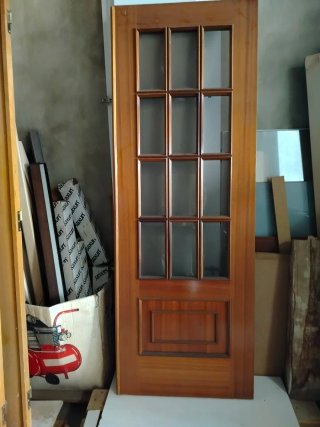 Puerta de madera con cristales