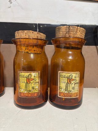 Antiguos botes de vidrio con corcho