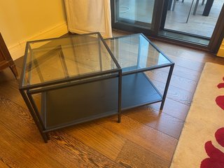 Mesa de centro doble con estructura metálica