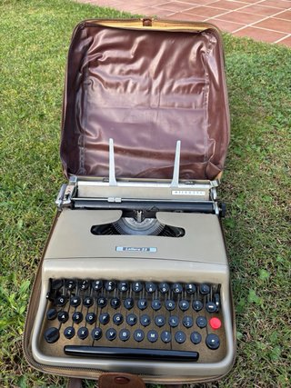 Máquina de escribir Olivetti Lettera 22