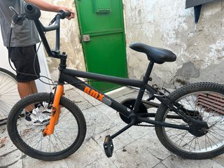 Bicicleta BMX Negra y Naranja