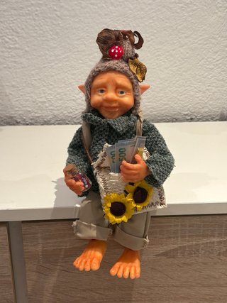 Duende de la fortuna con dinero y frasco,