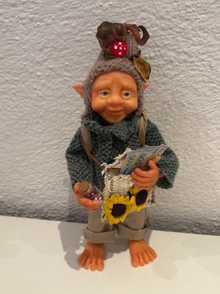 Duende de la fortuna con dinero y frasco,