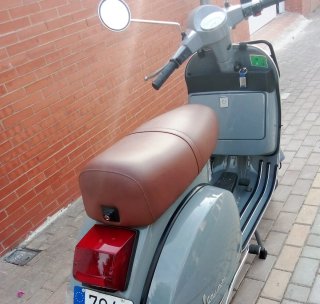 Vespa PX 200 Scooter Gris y Marrón