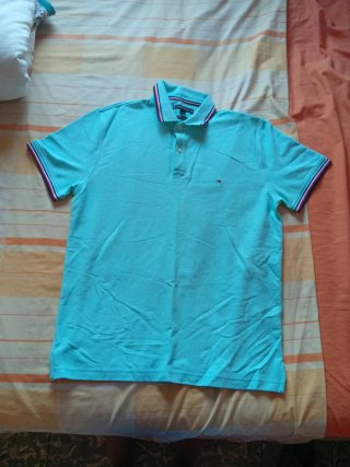 Polo Tommy Hilfiger azul clarito.