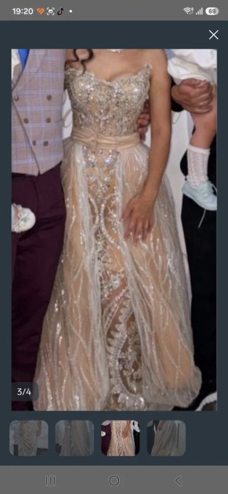 Vestido de fiesta con capa extraíble
