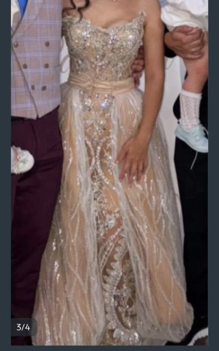 Vestido de fiesta con capa extraíble