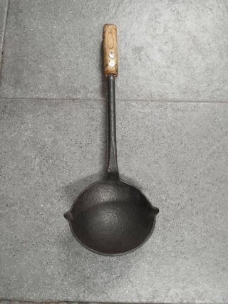 Crisol de forja con mango de madera
