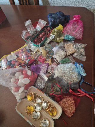 Botes con abalorios varios