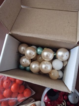 Botes con abalorios varios