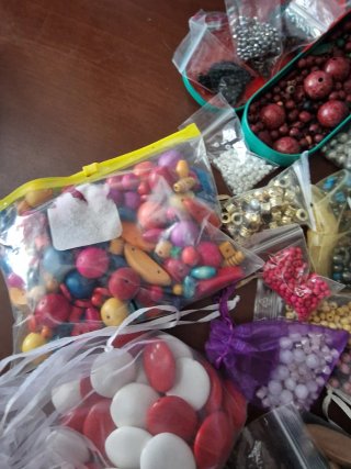 Botes con abalorios varios