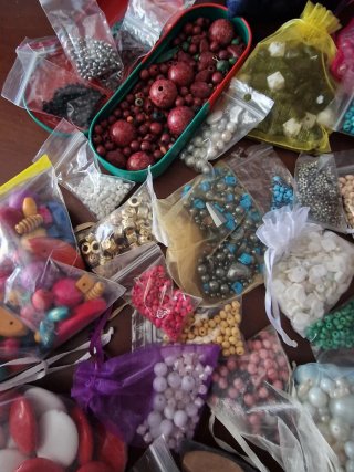 Botes con abalorios varios