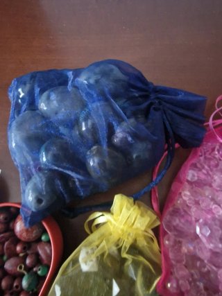 Botes con abalorios varios