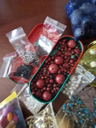 Botes con abalorios varios