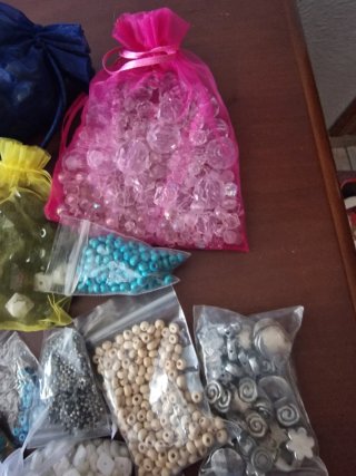 Botes con abalorios varios