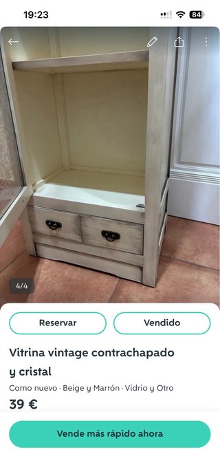 Mueble vitrina vintage madera beige