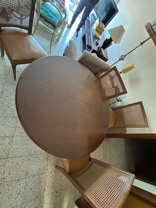 Mesa redonda de madera