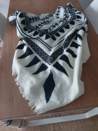 Fular estampado blanco y beige