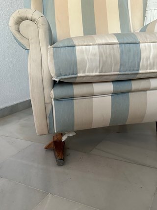 Sillón de tela a rayas para restaurar. Regalo