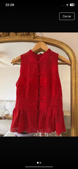 Top rojo sin mangas con encaje