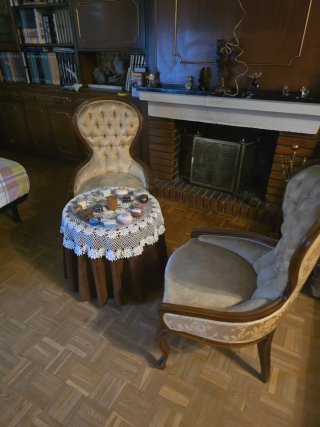 Mesa auxiliar con encaje y sillas