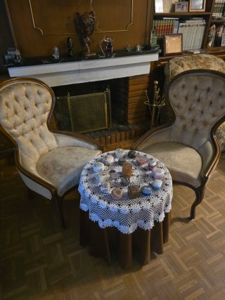 Mesa auxiliar con encaje y sillas