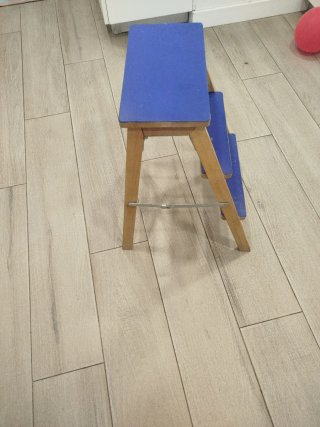 Escalera de madera y peldaños azules