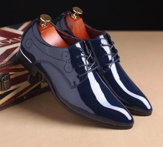 Zapatos de charol azul elegantes