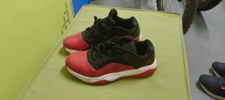 Deportivas Jordan niño negras y rojas