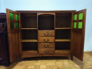 Mueble de Madera con Cajones y Vitrina