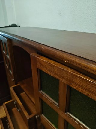 Mueble de Madera con Cajones y Vitrina