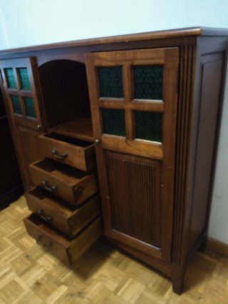 Mueble de Madera con Cajones y Vitrina