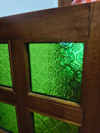 Mueble de Madera con Cajones y Vitrina