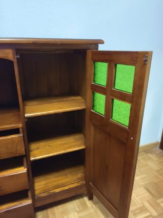 Mueble de Madera con Cajones y Vitrina