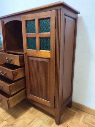 Mueble de Madera con Cajones y Vitrina
