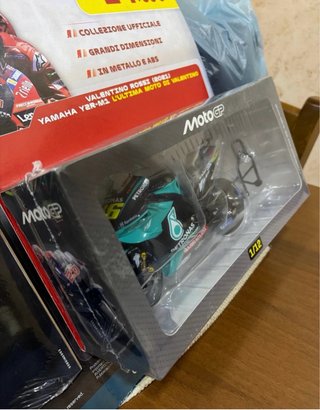 MotoGP Valentino Rossi 46 Yamaha YZR-M1 1:12