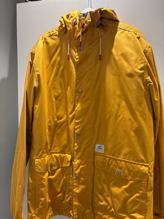 Abrigo amarillo tipo parka