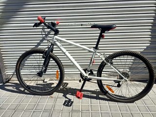 Bicicleta infantil blanca y roja