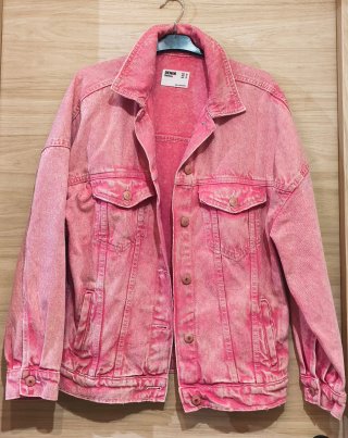 Cazadora vaquera rosa Bershka estilo oversize