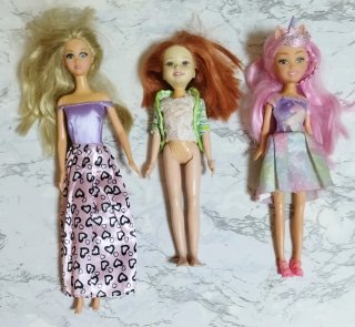 10 muñecas varias, de tipo Barbie y de Disney.
