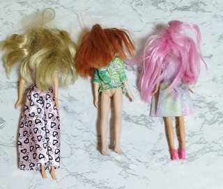 10 muñecas varias, de tipo Barbie y de Disney.
