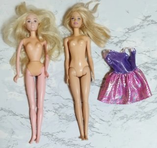 10 muñecas varias, de tipo Barbie y de Disney.