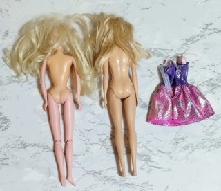10 muñecas varias, de tipo Barbie y de Disney.
