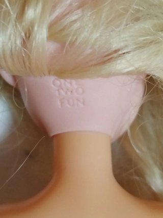 10 muñecas varias, de tipo Barbie y de Disney.