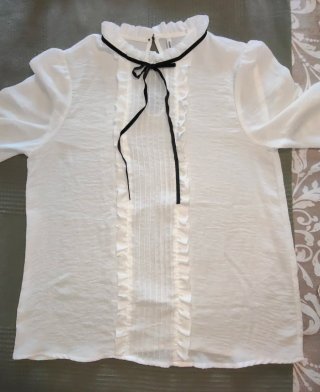Camisa Blanca con Lazo Negro