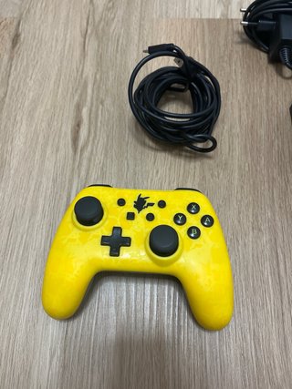 Nintendo Switch Sin Joycons + Mando USB y Funda