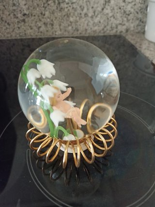 Antigua bola de agua bendita con niño Jesús