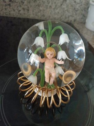 Antigua bola de agua bendita con niño Jesús
